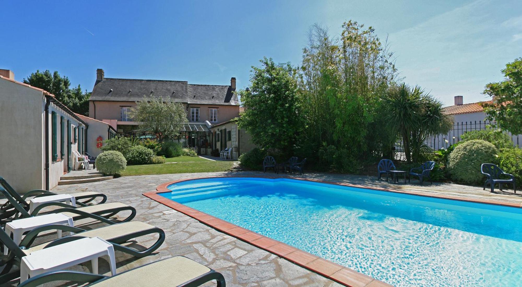 Hotel Domaine Le Martinet, The Originals Relais Bouin  Zewnętrze zdjęcie